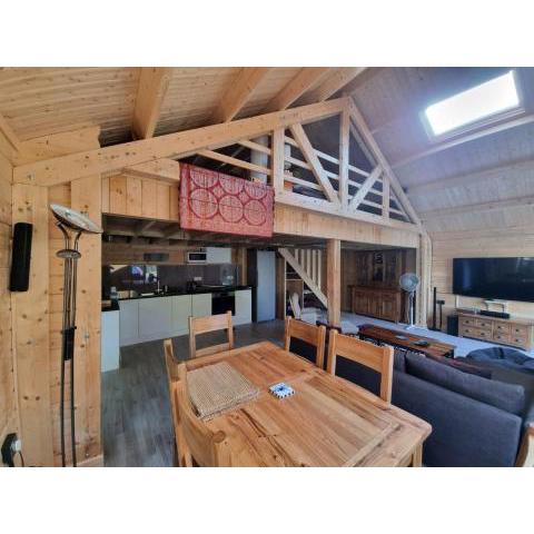 Spacious Log Cabin with Parking near Cambridge