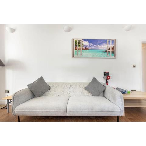 Spacious & luxurious 3 bed Apartment close to Central London with free PARKING for 2 cars 2 minutes walk to underground station Zone 2 Up to 10 Guests and Travel Cot for young child