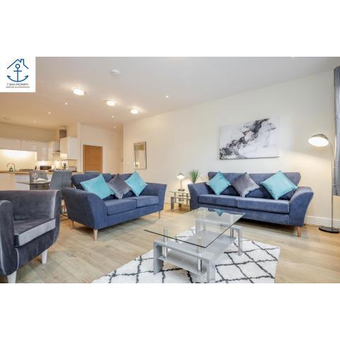 Spacious luxury 2 Bed Apartment by 7 Seas Property Serviced Accommodation Maidenhead with Parking and Wifi