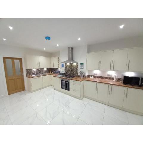 Spacious & Modern 4 Bedroom Holiday Home Gwynedd