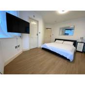 Spacious Studio 30 mins from Luton free parking