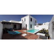 Splendid Casa Papagayo, heated pool, roofterrace with views and Wifi