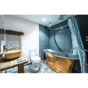 St Davids Hideaway with Roll-top Bath & Log Burner