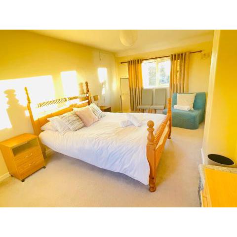 St Ives, King Bed Cosy home, parking, fast Wi Fi