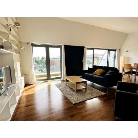 Stay in Style: Modern 2-Bed In Trendy London Area