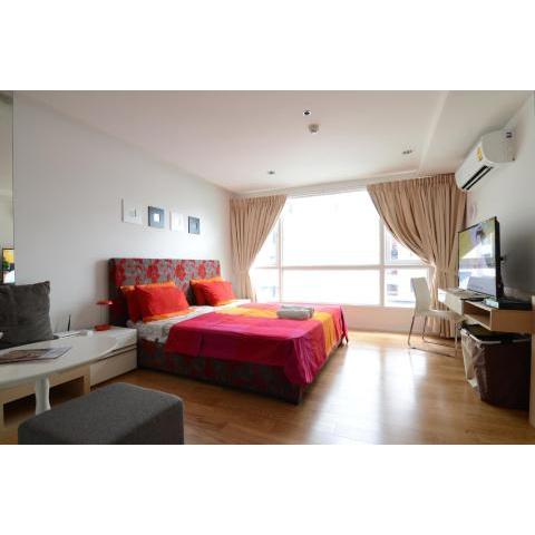 Studio Apartment Near BTS SkyTrain Free Wifi