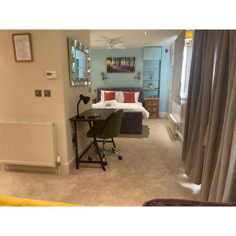 Studio Flat Central Cheltenham Parking off road