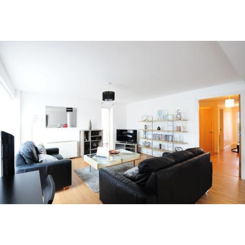 Stunning 2 Bed City Centre Apartment by Greenstay Serviced Accommodation - Secure Parking With Fast Wi-Fi, Sleeps 4 - Perfect For Contractors, Business Travellers, Couples & Families - Fast Wi-Fi - Long Stays Welcome
