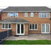 Stunning 4-Bed House in Walsall