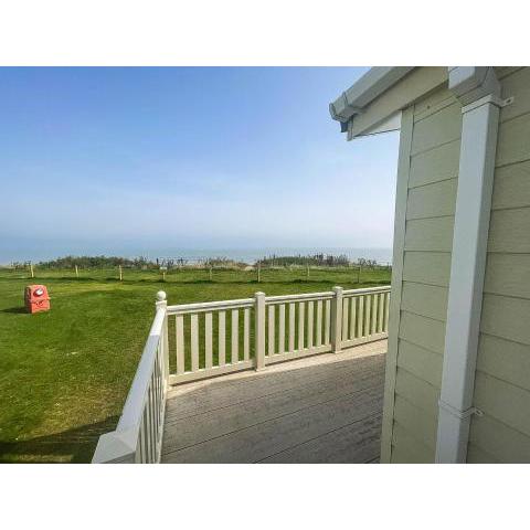 Stunning 6 berth lodge with sea views for hire at Skipsea Sands ref 41136NF