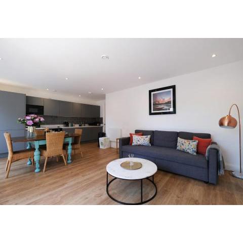 Stunning Apartment In Ealing Common with Patio