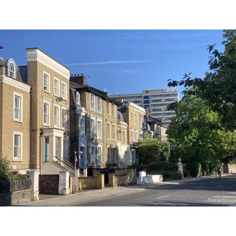 STUNNING GROUND FLOOR GARDEN APARTMENT - Entire Apartment, Centrally Located, With Free Off Road Parking By Flat & Wiffi, Beautifully Secluded, 3 mins From All Amenities