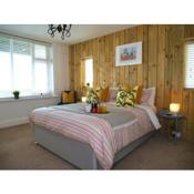 Stunning Sea View - Beach Location - Garden - Parking - Fast WiFi - Smart TV - Beautiful 3 Bedroom Apartment sleeps up to 8!