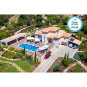 Stunning villa, heated pool, pool bar, sea views