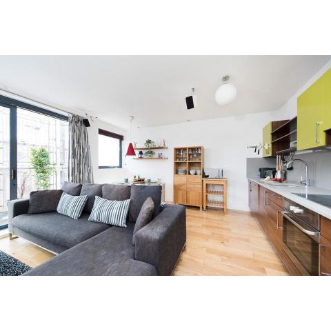 Stylish 2 Bedroom Flat with Balcony in London