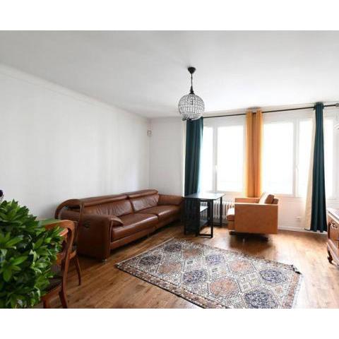 Stylish 56m² Apt w/ Easy RER Access