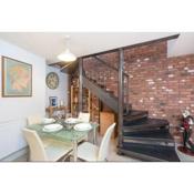 Stylish & Central 2BR Stockbridge Gem