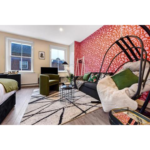 Stylish Central Sanctuary: Vibrant Flat in Great Location!