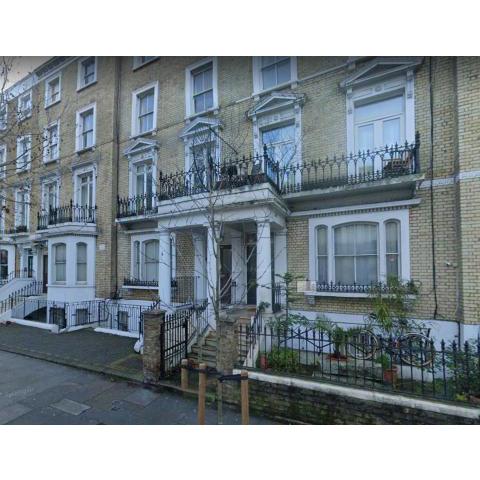 Stylish Flat with Additional Sleeping Capacity in Traditionally Decorated Chelsea Apartment