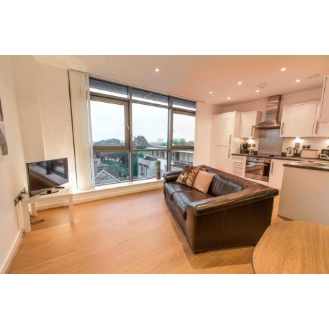 Stylish Heron Apartment, 2 Beds, by CWP (Bedford)