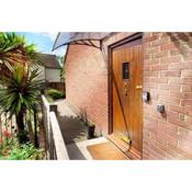 Sunninghill Village - 2 Bed - Parking and garden