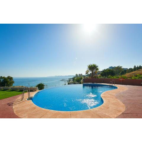 SUNNY HOUSE AT THE BEACH infinity pool shared