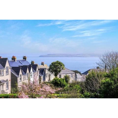 Sunrise! ~ 2 Bedrooms, Garden, Parking, Sea Views