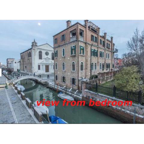 Susy Biennale Apartment - Canal View and Garden