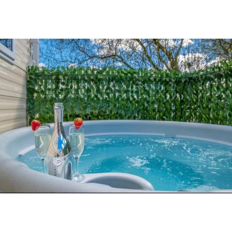 Tattershall Lakes Private Hot Tub Lodge - sleeps 6