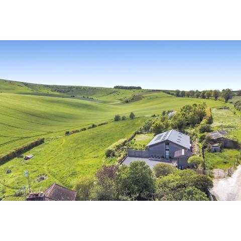 The Grain Store, Eco-conversion with hot tub & stunning views!