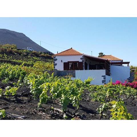 The house Vinas, overlooking the sea mountains and volcanoes