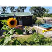 The Old Potting Shed with hot tub. Colan, Newquay.