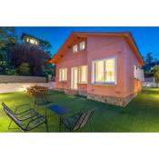“The Pink House”, con jardin y a 20 minutos de Barcelona