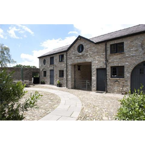 The Stable Loft, Llwynhelig Manor