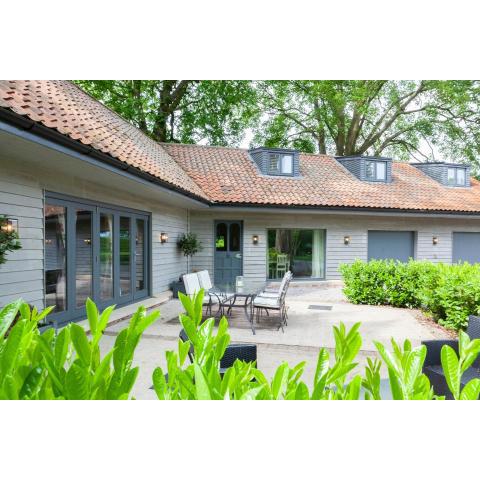 The Stables with Jacuzzi & tennis court