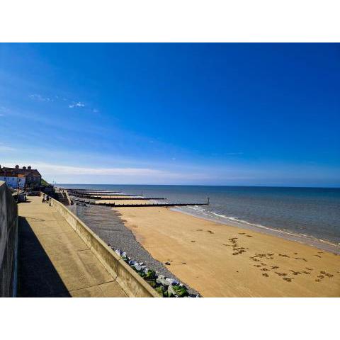 The Wave - 3 bed beach front home in Sheringham