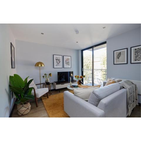 The Whitechapel Place - Stunning 2BDR Flat with Balcony