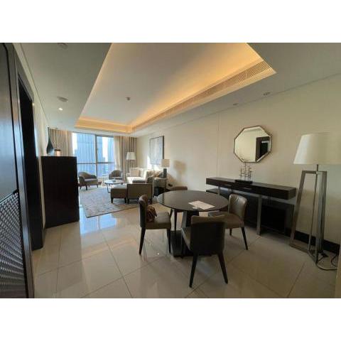 Theron - Luxurious High Floor Apt with Burj Khalifa Views