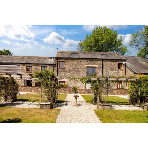 Threshing Barn at East Trenean Farm -Stunning Cornish Cottage sleeping 6 with hot tub, private garden, rural views and EV facilities