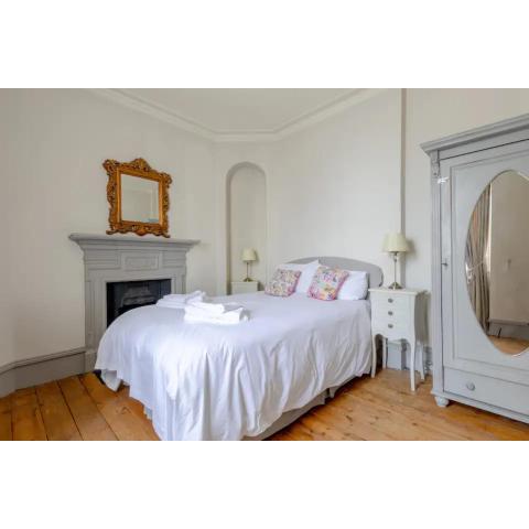 Timeless Victorian 1BD Flat - Fulham