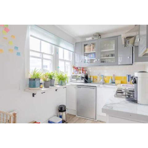 Top Floor 1BD Flat with Balcony - Ladbroke Grove