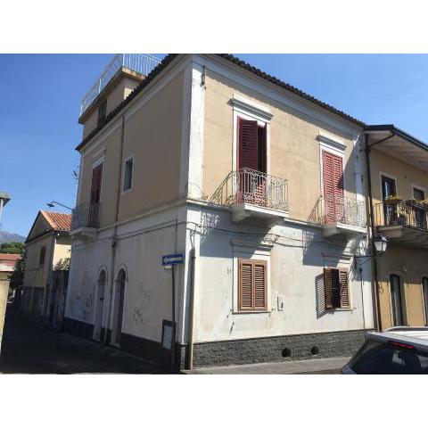 Tra mare e vulcano nel centro di Nicolosi