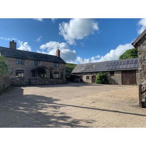 Tranquil 4 Bedroom Country Farmhouse with Views