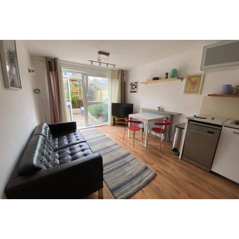 Two Bedroom Garden Flat in Zone 2 London