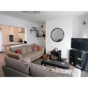 Two Sails Brixham - Spacious modern family seaside home - parking - wood-burner - dog friendly