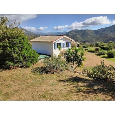 Une maison bois sur la colline à 1500 M des plages