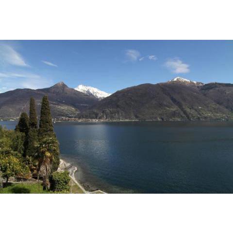 Unique house directly on Lake Como