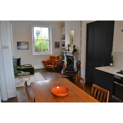 Vibrant & Artistic 1BD Home with Patio Islington