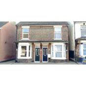 Victoria Road, comfortable 3 bedroom houses with fast Wi-Fi