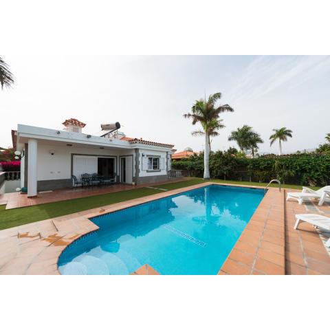 Villa Cosmos chalet con gran piscina y jardin privado